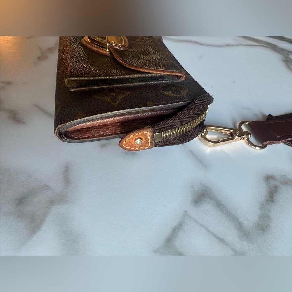 Authentic Louis Vuitton Astrid Wallet crossbody w/COA - Picture 7 of 13